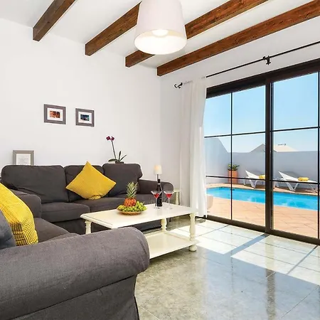 Puerto Del Carmen Sleeps 6 Wifi Villa Puerto del Carmen (Lanzarote)